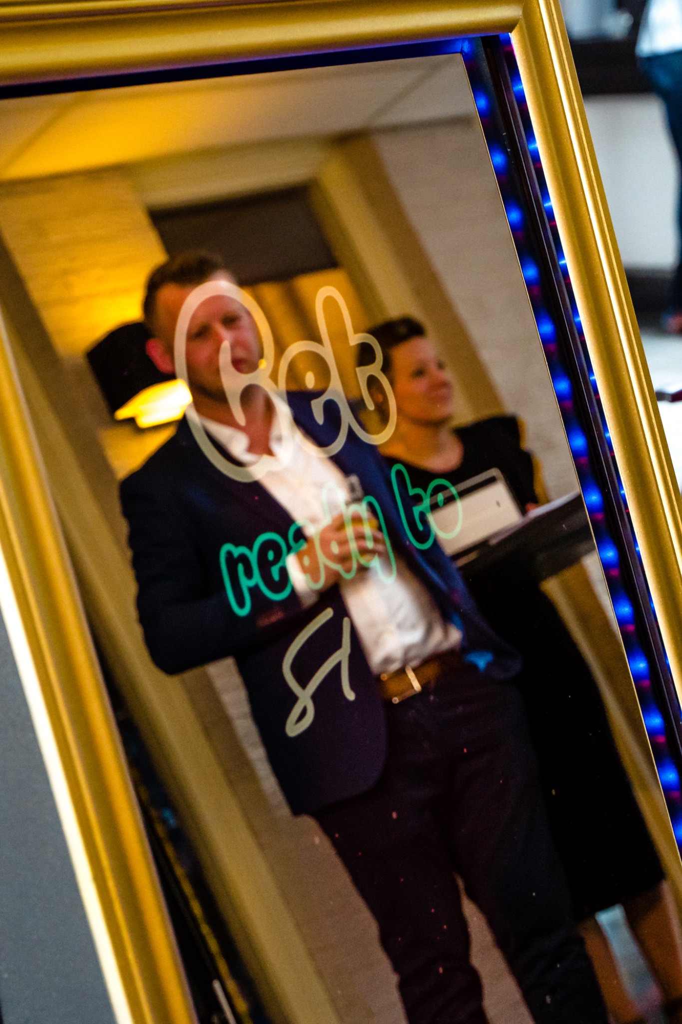Gasten gebruiken de interactieve fotospiegel tijdens een feest
