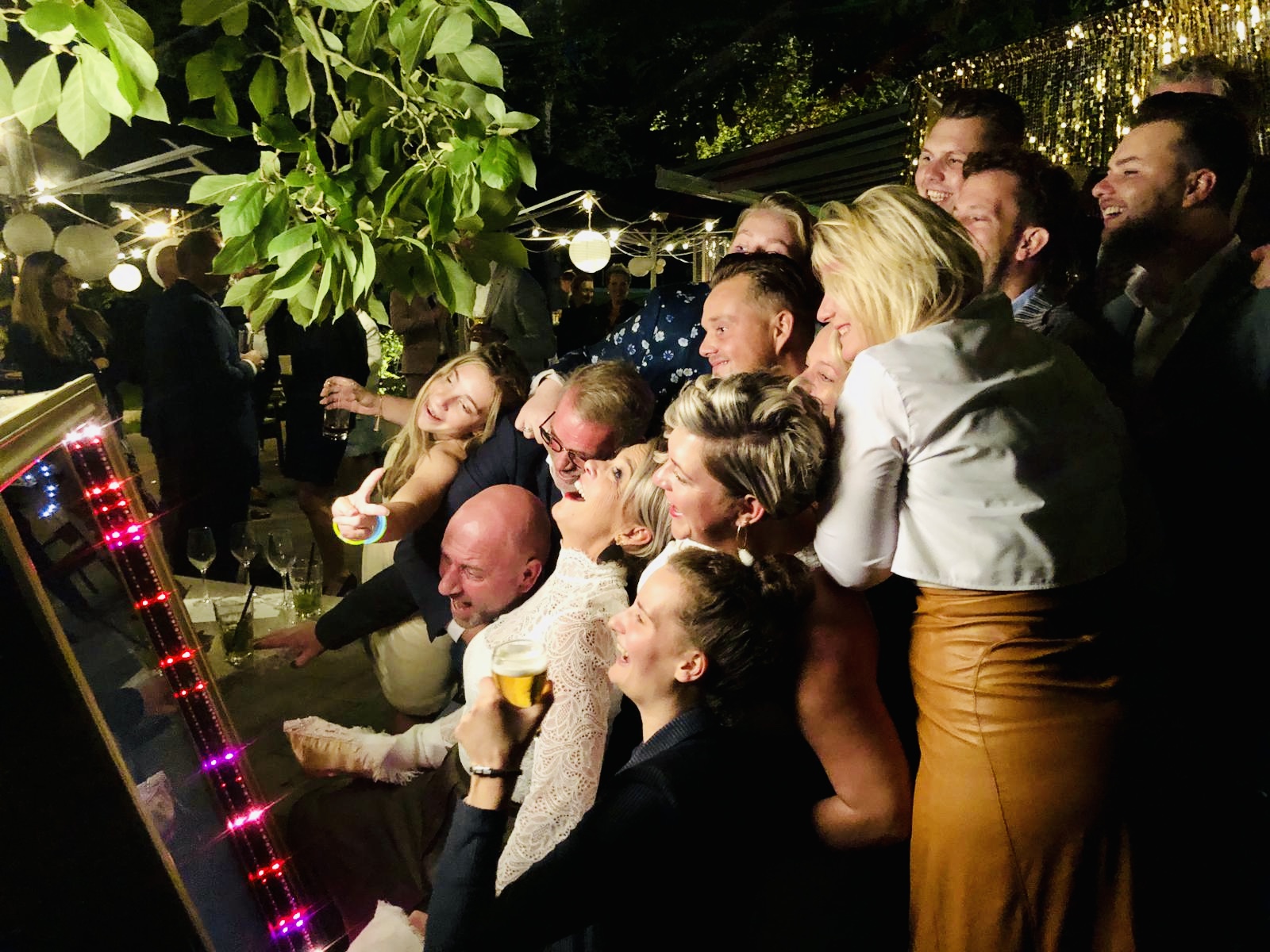 Gasten bij de Selphy Mirror fotospiegel tijdens een feest